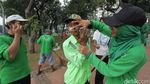 Sisa Gas Air Mata Kerusuhan, Wajah Petugas Taman Diolesi Odol
