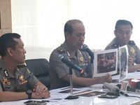 Foto-foto kerusuhan dipamerkan.