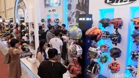 Diskon mulai 10% hingga 15% yang ditawarkan jelang penutupan pameran ini menjadi daya tarik tersendiri bagi pengunjung. Belum lagi dengan banyak aksesori gratis yang juga bisa didapatkan pembeli seperti kaos, gantungan kunci, dan rantai helm.