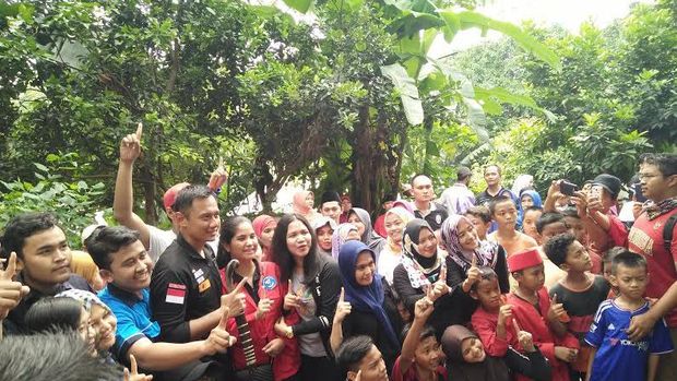 Agus dan warga berpose bersama.