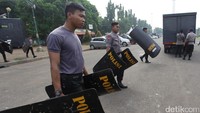Anggota Brimob juga mempersiapkan tameng di Silang Monas, Jakarta.