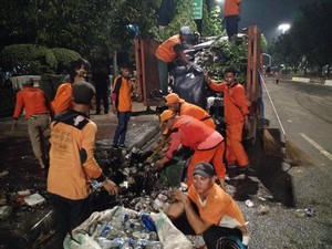 Dinas Kebersihan DKI Kumpulkan 75 Ton Sampah Sisa Demo 4 November