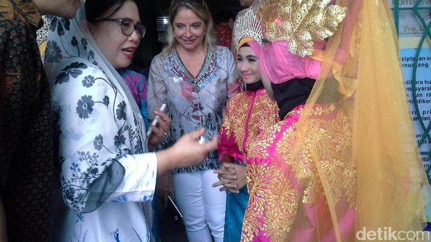 Kala Para Dubes Asing Berinteraksi dengan Anak SD di Aceh