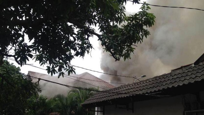 Gudang Barang Bekas di Kelapa Gading Terbakar