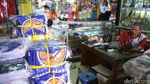 Penjualan Atribut Pilkada di Pasar Senen Masih Sepi