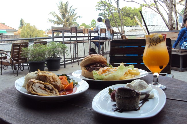 Bosan di Jakarta? 6 Kafe di Bogor Ini Bisa Jadi Tempat Nongkrong Sambil Makan Enak!