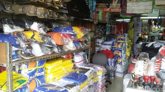 Pesanan Atribut Partai di Pasar Senen Datang dari Seluruh Indonesia
