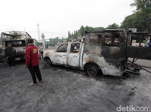 Cheese! Warga Berfoto dengan Background Bangkai Mobil Kerusuhan 4 November