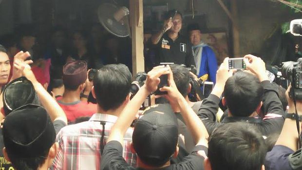 Agus dititipi golok Pendekar Entong Gendut.