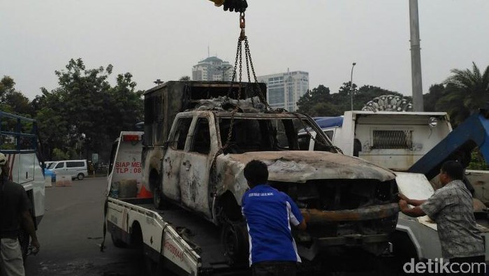 2 Mobil yang Dibakar dalam Kerusuhan 4 November Dievakuasi