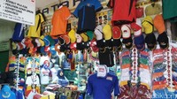 Sejumlah pertokoan bordir dan konveksi di Pasar Senen, Jakarta Pusat, Sabtu (05/11/2016), pun telah memajang berbagai keperluan atribut Pilkada.