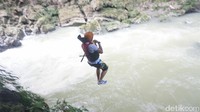 Selanjutnya ini kita akan ditantang untuk melonjat dari tebing dengan ketinggian hampir 17 meter. Bagi yang kurang benyali pemandu akan membawanya ke titik yang lebih rendah, yakni ke sebuah tebing dengan ketinggian sekira lima hingga tujuh meter (Tri/detikTravel)