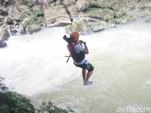 Adu Nyali, Terjun Dari Ketinggian 17 Meter di Green Canyon