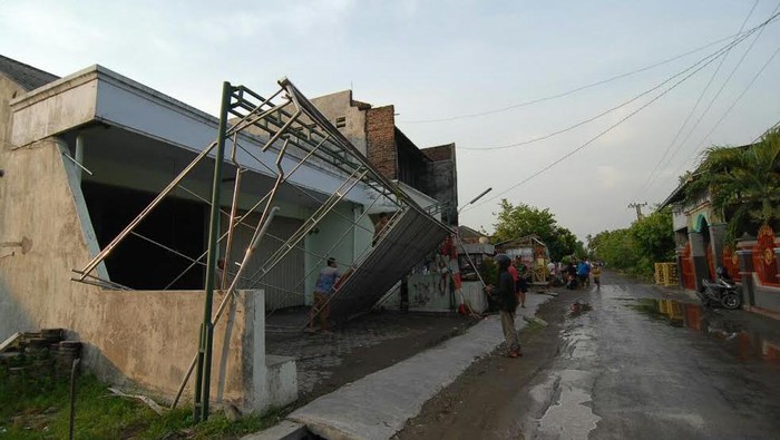 Hujan Disertai Angin Kencang di Jombang, Puluhan Rumah Rusak