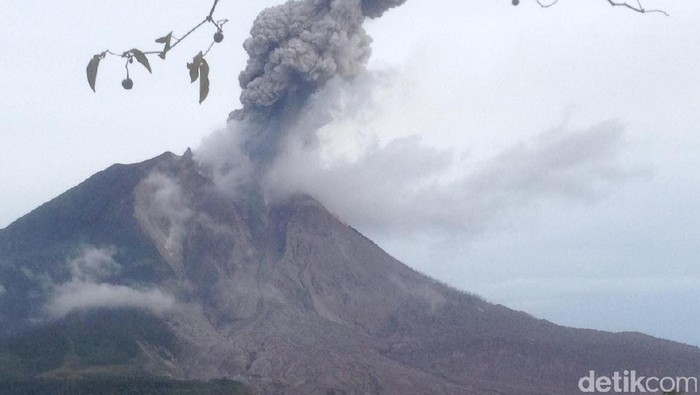 Gunung Sinabung Hari Ini 4 Kali Erupsi, Warga Diimbau Waspada
