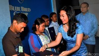 Kordinator Blue Bird Peduli Noni Purnomo saat membagikan beasiswa kepada anak pengemudi dan karyawan pada Sabtu (5/11/2016). Dok. Blue Bird.