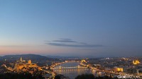 Ini adalah pemandangan dari ketinggian di kawasan Citadella, sungai Danube terlihat jelas membelah Buda dan Pest. Di sana Chain Bridge membelah cantik sungai besar tersebut (Mario/detikTravel)