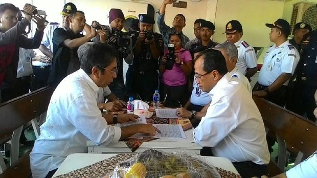 Menhub Naik Kapal Patroli, Cek <i>Waiting Time</i> Kapal Bersandar di Priok