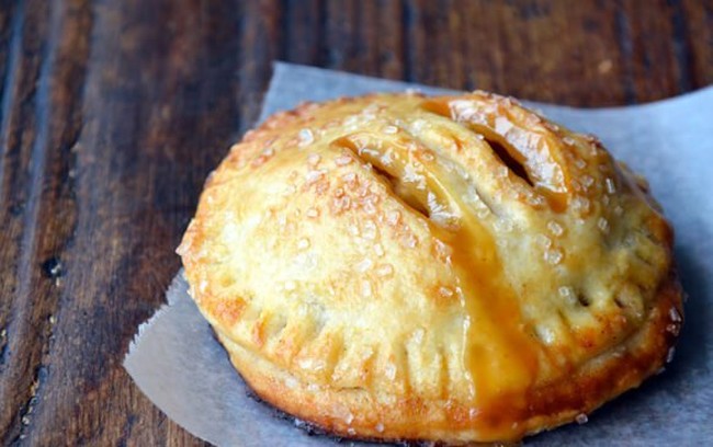 Mini Apple Pie yang Renyah Asam Ini Gampang Dibuat Sendiri