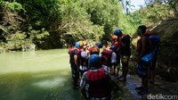 Sebelum memulai body rafting kita diharuskan menggunakan helm, pelampung, hingga sendal khusus. Setiap rombongan nantinya akan dipandu oleh 3-5 pemandu sesuai dengan jumlah peserta. Tak lupa sebelum memulai para peserta membaca doa (Tri/detikTravel)