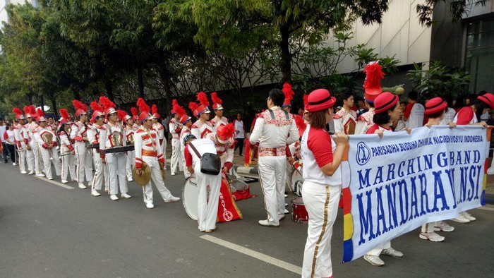 Marching Band dan Permainan Angklung Meriahkan Gerak Jalan Lintas Agama