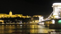 Buda Castle yang dekat dengan Chain Bridge juga begitu cantik di malam hari (Mario/detikTravel)