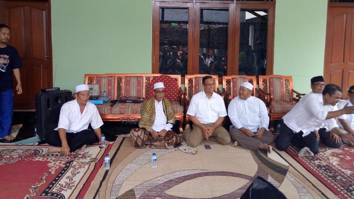 Sapa Warga Kalisari, Anies Paparkan Program Dokter Keliling