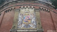 Ini penampakan tembok di depan Buda Castle saat siang hari (Mario/detikTravel)