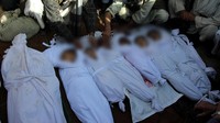 Sejumlah warga Afghanistan tengah mempersiapkan jenazah anak-anak korban serangan udara Amerika Serikat pada Kamis (3/11) lalu di provinsi Kunduz, Afghanistan. REUTERS/ Nasir Wakif.