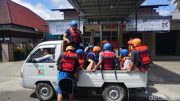 Perjalanan dimulai dengan naik mobil bak terbuka (Tri/detikTravel)