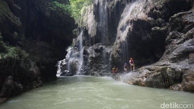 Menyusuri tebing batu (Tri/detikTravel)