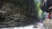 Jangan khawatir, lelah  pun terbayar tuntas lantaran dibalik tebing tersebut terdapat air terjun alami yang menggujur seolah kita berada di dalam air. Tempat tersebut merupakan favorit wisatawan untuk berfoto. Sebabnya bebatuan yang menutupi cahaya matahari dan air terjun yang mengalir deras membuatnya sayang jika tidak diabadikan (Tri/detikTravel)