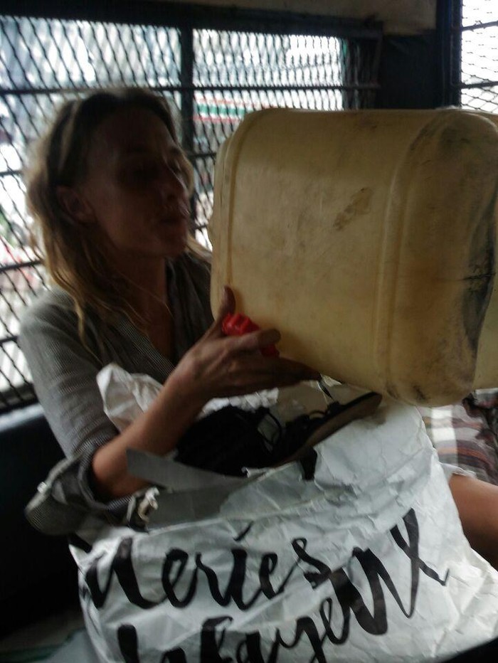 Bule Perempuan yang Berdiri di Tengah Jalan Gatsu WN Ceko