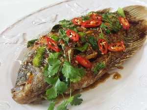 Sedap! Siang Ini Masak Gurame Goreng dan Mie a la Thailand