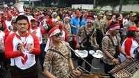 Tak hanya kenakan busana serba merah putih, beberapa bahkan membawa sejumlah alat musik tradisional untuk meramaikan acara.