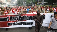 Kenakan busana merah putih, sejumlah warga memuali jalan sehat di kawasan Bundaran HI, Minggu (6/11/2016).