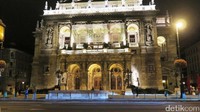 Gedung operanya atau yang dikenal dengan nama The Hungarian State Opera House juga terlihat seksi di malam hari dari permainan lampunya (Mario/detikTravel)
