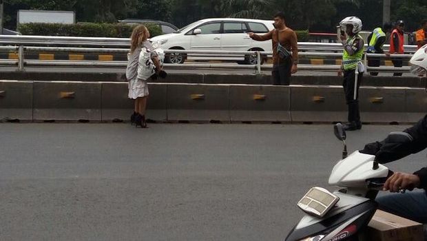 Bule Perempuan yang Berdiri di Tengah Jalan Gatsu WN Ceko