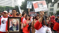 Sejumlah warga nampak sumringah saat mengikuti jalan sehat sekaligus memperingati Hari Pahlawan pada 10 November mendatang.