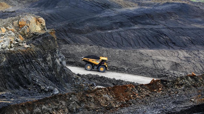 Alat berat dioperasikan di pertambangan Bukit Asam yang merupakan salah satu area tambang terbuka (open-pit mining) batu bara terbesar PT Bukit Asam Tbk. di Tanjung Enim, Lawang Kidul, Muara Enim, Sumatra Selatan, Sabtu (5/11). PT Bukit Asam Tbk (PTBA) berencana menaikan produksi dari 25,75 juta ton menjadi 32,18 juta ton atau sebesar 25 persen pada 2017. ANTARA FOTO/Nova Wahyudi/kye/16