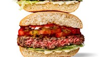 Meningkatnya popularitas vegan membuat banyak ilmuwan beranggapan bahwa daging nabati lebih ramah lingkungan. Beberapa perusahaan telah membuat daging menggunakan nabati yang memiliki rasa, bau dan terlihat seperti daging hewani pada umumnya. Foto: ImpossibleFoods