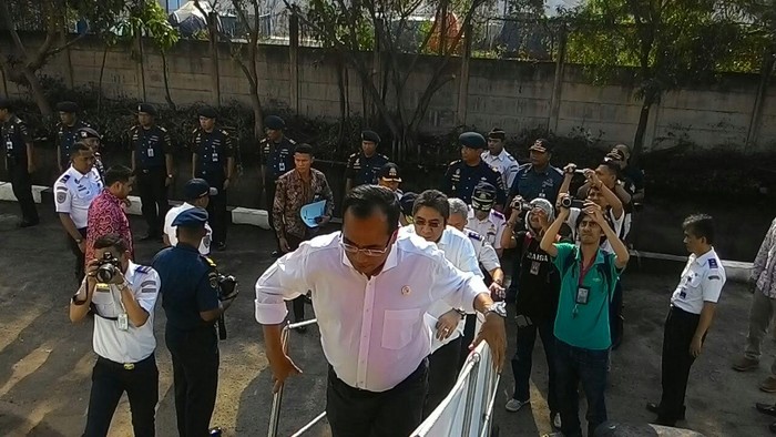 Menhub Naik Kapal Patroli, Cek Waiting Time Kapal Bersandar di Priok