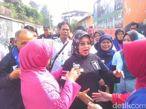 Senangnya Sylvi Santap Nasi Uduk Betawi Racikan Warga Ciracas