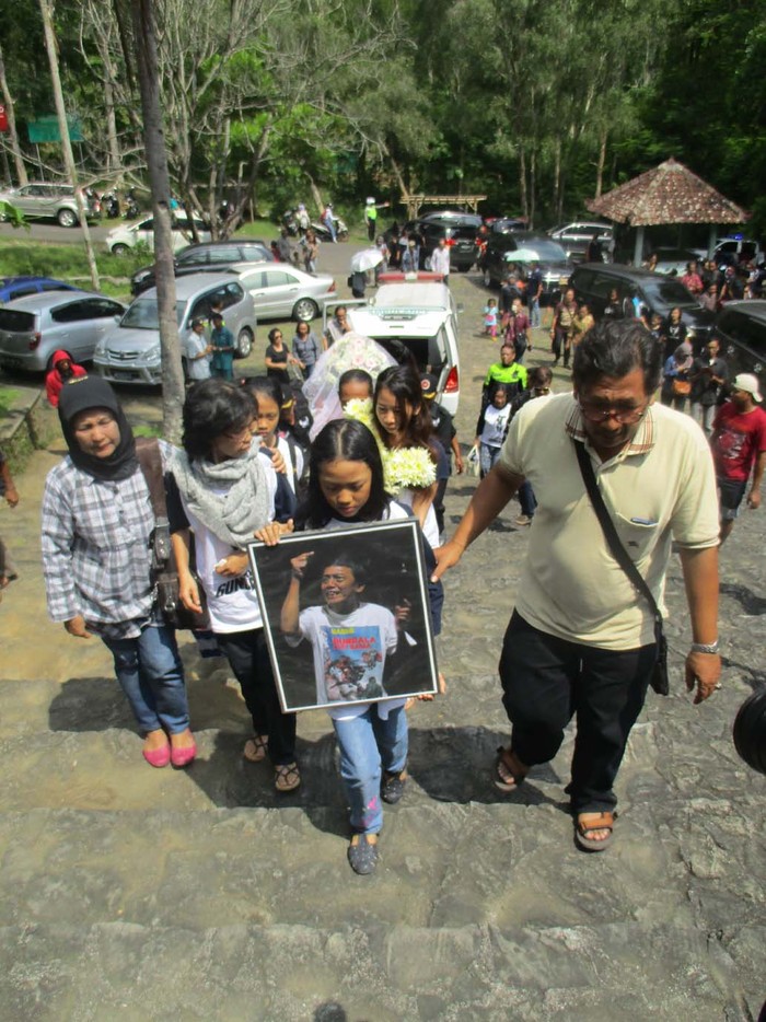 Hasmi Komikus Gundala Putra Petir Dimakamkan di Makam Seniman Bantul