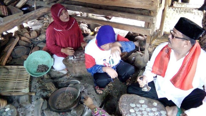 Kampanye di Pandeglang, Rano Karno Makan Bersama Warga Pembuat Emping