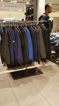 Pemburu Jaket Bomber Jokowi di Surabaya Banyak yang Kecewa