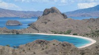 Saat mendaki, layangkan pandangan kamu ke segala penjuru. Lihatlah pantai, laut dan pulau-pulau eksotis di sekeliling Pulau Padar ini (Afif/detikTravel)