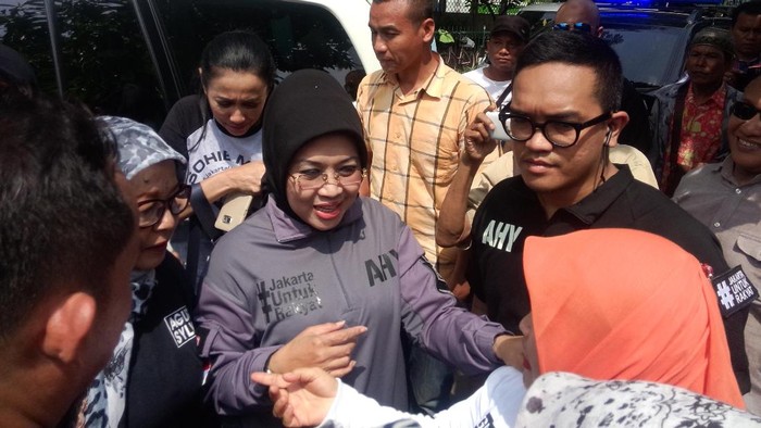 Merasa Kurang Sehat, Sylviana Tetap Kunjungi Warga di Senen