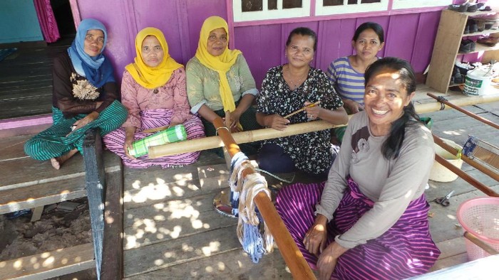 Mau Belajar Menenun Kilat di Wakatobi? Ini Dia Tempatnya