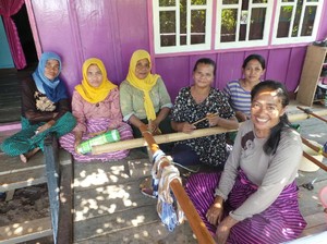Mau Belajar Menenun Kilat di Wakatobi? Ini Dia Tempatnya